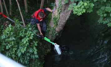 Feuerwehreinsätze in Wels: E-Scooter im Bach, Katze am Baum