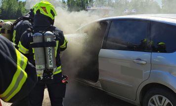 Fahrzeugbrand in Pupping: GPS-System im Auto fängt Feuer
