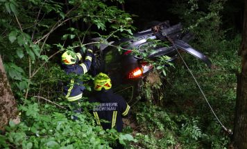 Auto in Eschenau in steiles Waldstück abgestürzt