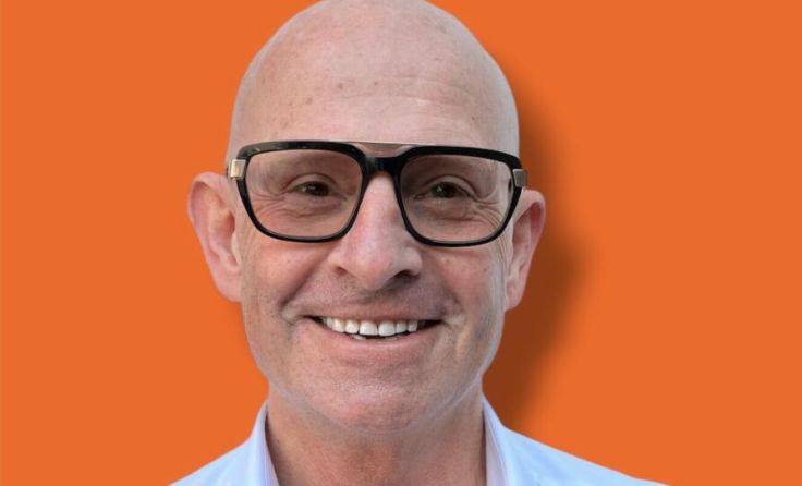 Hörgeräte-Akustikermeister Franz Sturm empfiehlt das neue Pure Charge & Go IX. (Foto: Sturm)
