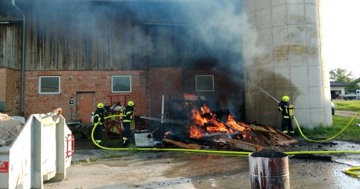 Firefighters protect building in Andorf from fire