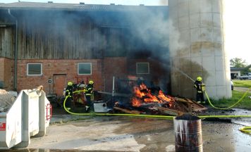 Feuerwehren schützen Gebäude in Andorf vor Brand