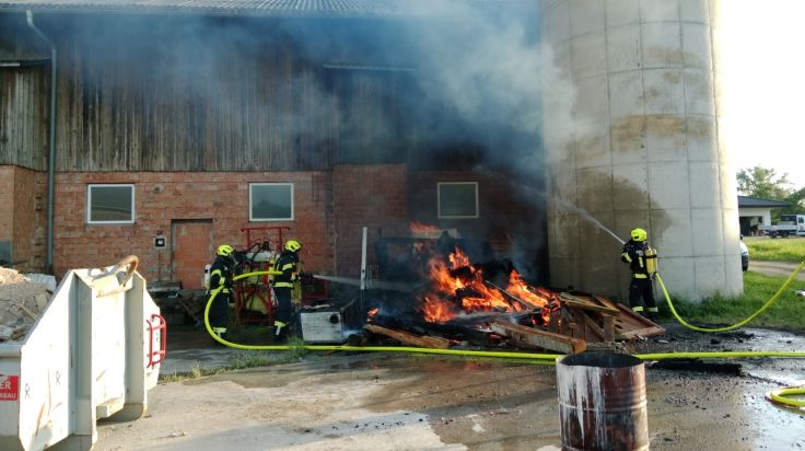 Feuerwehren schützen Gebäude in Andorf vor Brand