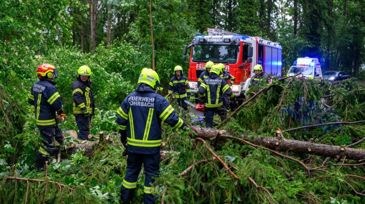 Gewitterfront in Oberösterreich verbläst Dächer und Radfahrer