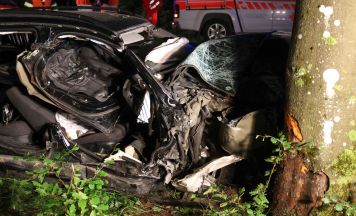 Auto kracht in Ottnang frontal gegen Baum, Mann schwer eingeklemmt