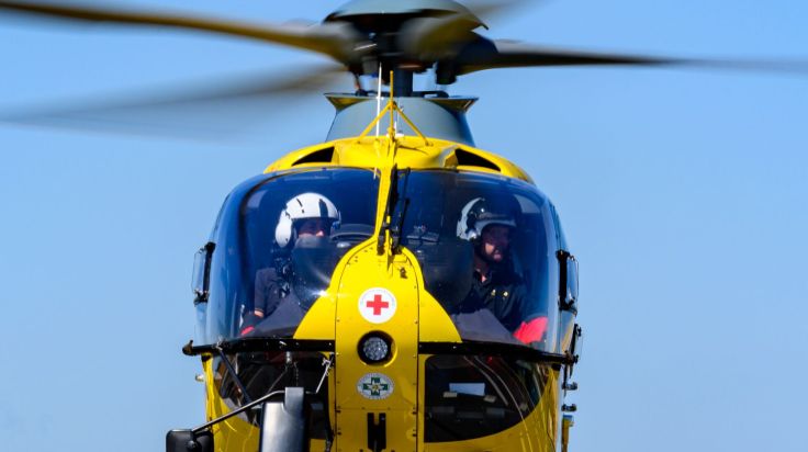 Radfahrerin (36) nach Unfall ins Krankenhaus geflogen, Autofahrer flüchtig