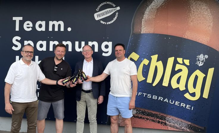 Auf die Vertragsverlängerung wurde auch gleich angestoßen. (Foto: Stiftsbrauerei Schlägl)
