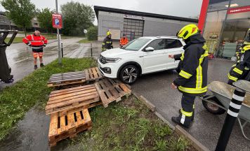 Feuerwehr und Arbö bergen mit „Paletten-Tetris“ verunfalltes Auto in St. Lorenz