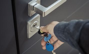 Luxusauto von Beutegeld: Pfleger stiehlt Patientenschlüssel und räumt Häuser leer