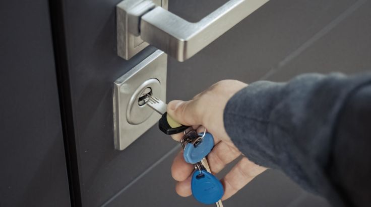 Luxusauto von Beutegeld: Pfleger stiehlt Patientenschlüssel und räumt Häuser leer