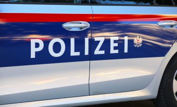 Autofahrer drängt beim Überholen in Hohenzell E-Scooter-Fahrer (12) von der Fahrbahn ab