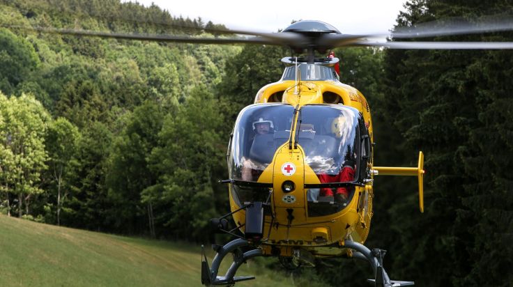 Mann (31) und Frau (28) bei Unfall in St. Gotthard über Traktor geschleudert und schwer verletzt