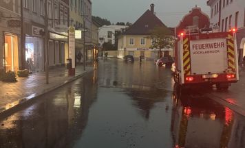 Gewitterfront über Vöcklabruck - die Stadt unter Wasser