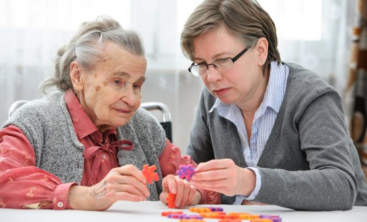24-Stunden-Betreuung (Foto: iStock/AlexRaths)