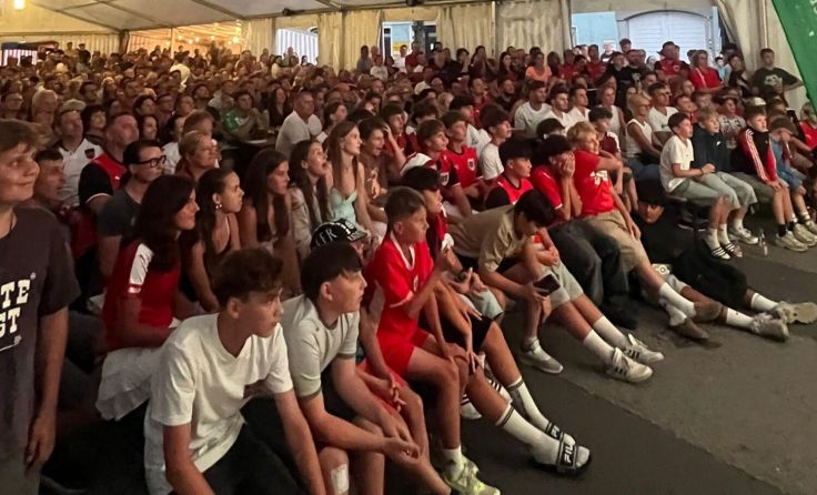 Zuschauer beim Public Viewing (Foto: Stadtgemeinde Rohrbach-Berg)