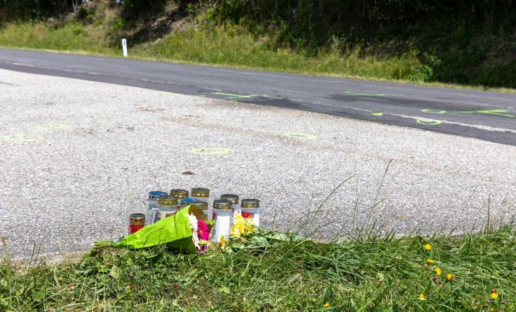 Blumen an der Unfallstelle (Foto: FOTOKERSCHI / PHILIP THALLINGER)