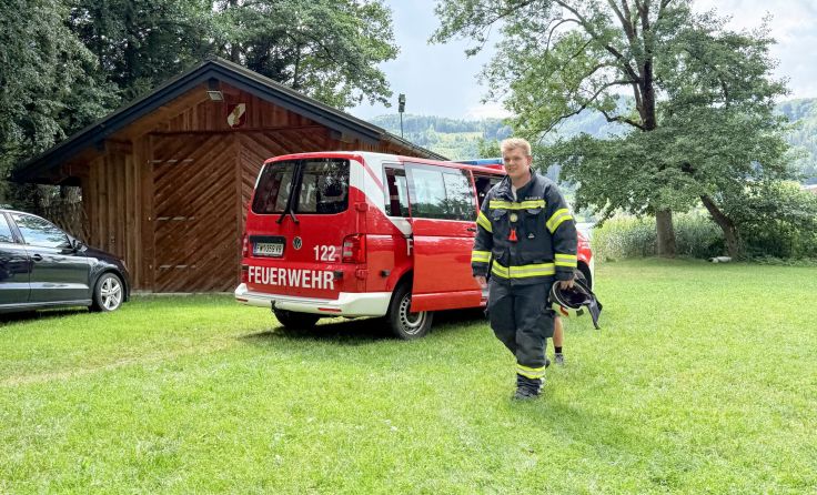 Ein Feuerwehrmann am Einsatzort (Foto: C. Stoxreiter)