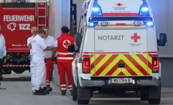 Einsatzkräfte befreien eingeklemmte Person in einer Großbäckerei in Gunskirchen