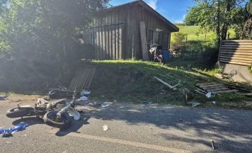 Motorrad nicht zugelassen, kein Führerschein: 16-Jähriger bei Unfall in Atzbach verletzt