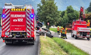Frühmorgendliche Fahrzeugbergung in Bad Goisern