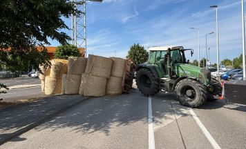 Traktoranhänger mit Strohballen in Dietach umgestürzt