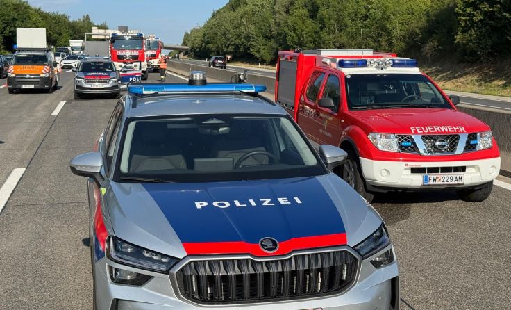 Einsatzkräfte an der Unfallstelle (Foto: FOTOKERSCHI / WERNER KERSCHBAUMMAYR)