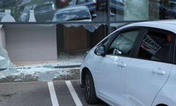 Auto fährt in die Glasfront eines Supermarkts in Leonding