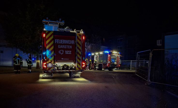 Feuerwehrfahrzeuge am Einsatzort (Foto: FF Schwaming)