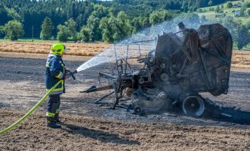 Rundballenpresse ging in Scharnstein in Flammen auf