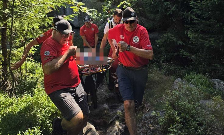 Die Bergretter und das Rote Kreuz im Einsatz (Foto: Bergrettung Böhmerwald)