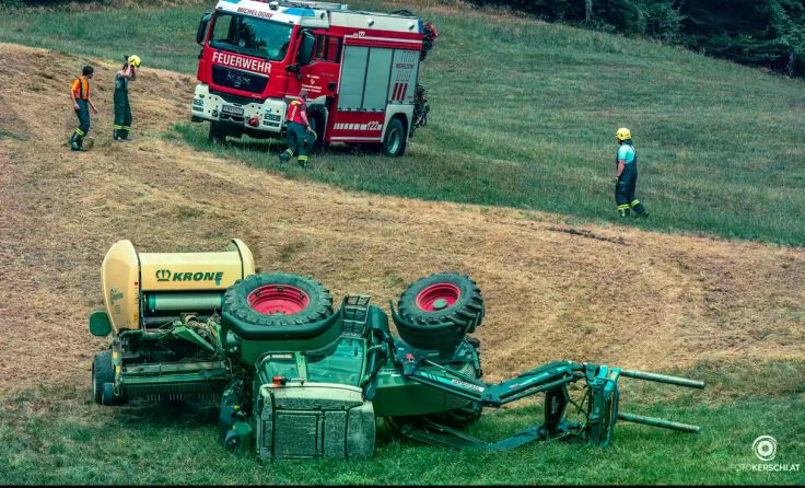 Der umgekippte Traktor (Foto: FOTOKERSCHI)