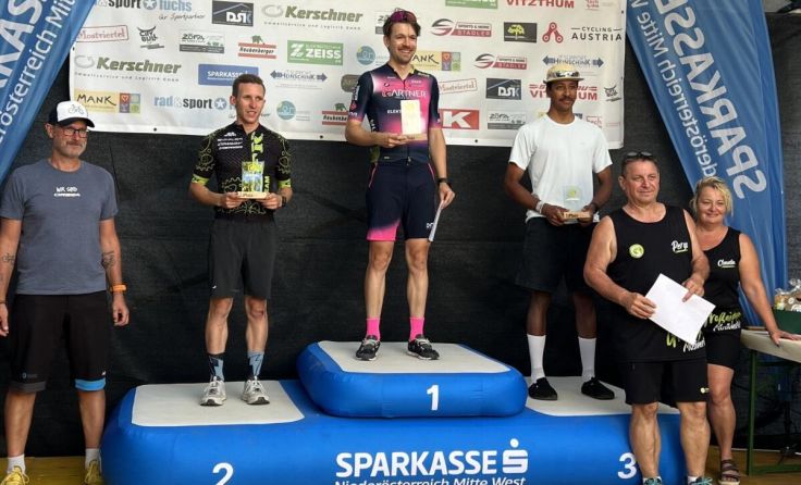 Jakob Mayrhofer ganz oben am Podest (Foto: REINDL-GARTNER Cycling Team Sarleinsbach)