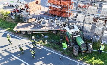 Traktorgespann überschlägt sich in Tiefgraben und kracht in Lagerhaus-Regale