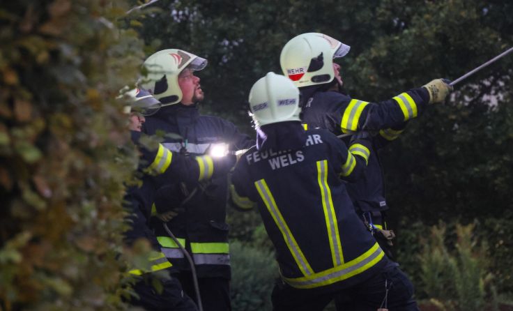 Sicherungseinsatz bei einem abgedeckten Dach in Wels-Vogelweide (Foto: laumat/Matthias Lauber)