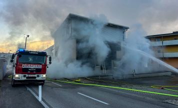 Großeinsatz bei Brand in Lenzing