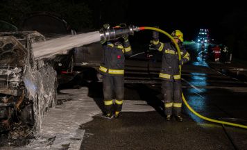Auto samt Anhänger geht in St. Pankraz in Flammen auf