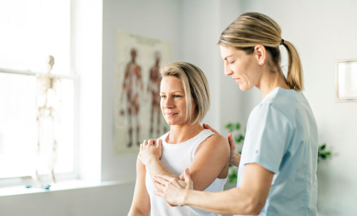 Eine Physiotherapeutin bei der Arbeit (Foto: Louis-Paul Photo/stock.adobe.com)