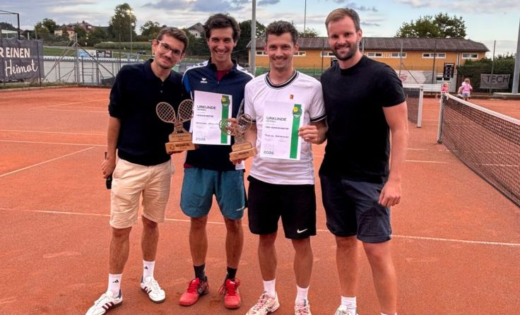 Johannes Schullern (2. v. l.) schlug im Herren-A-Finale Florian Seeberger (Foto: UTC Rohrbach-Berg)