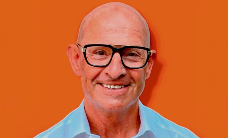 Hörgeräte-Akustikermeister Franz Sturm empfiehlt das neue Pure Charge & Go IX. (Foto: Sturm)