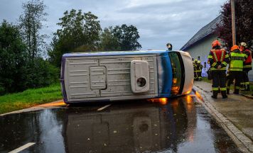Blitz hob Kanaldeckel hoch, Lieferwagen kam dadurch ins Schleudern und kippte um