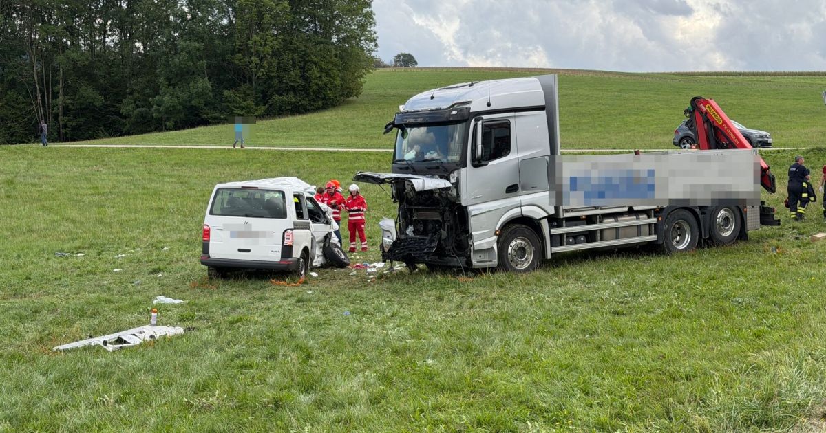 Vier Rettungshubschrauber nach Kollision zwischen Kindergartenbus und Lkw ...