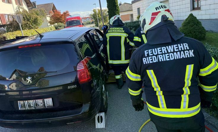 Die Feuerwehr verschaffte sich mit einem Spreizer Zugang zum Wagen. (Foto: FF Ried/Riedmark)
