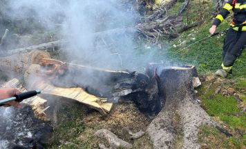 Feuerwehrleute mussten in Bad Goisern zu Fuß zu brennendem Baum aufsteigen