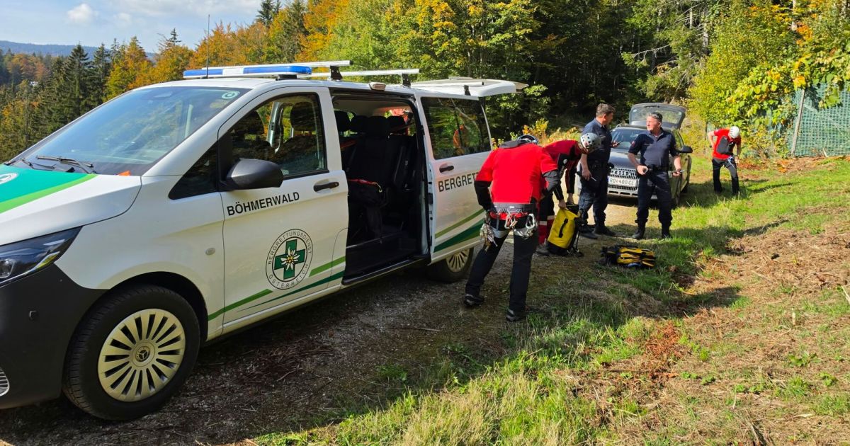 Paraglider gets caught in 25-meter-high spruce tree at Hochficht