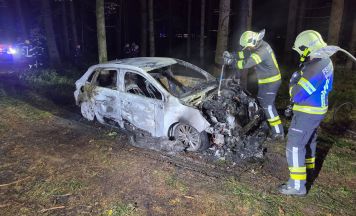 Unbekannte stehlen Auto in Leonding, reißen damit Tresor aus Verankerung und zünden es dann an