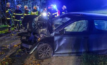Auto prallt in Pollham frontal gegen Baum: Lenker verletzt