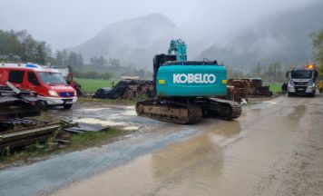 Ausgelaufener Diesel und Unfall: Feuerwehreinsätze in Bad Ischl