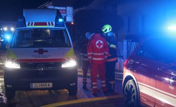 Nachbarn retten Frau aus brennendem Haus in Traun