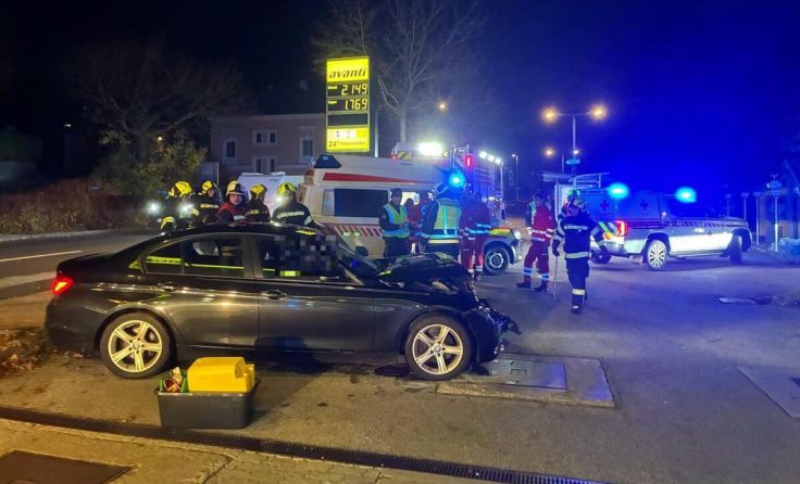 Einsatzkräfte von Feuerwehr, Polizei und Rettung an der Unfallstelle (Foto: FF Zwettl/Rodl)