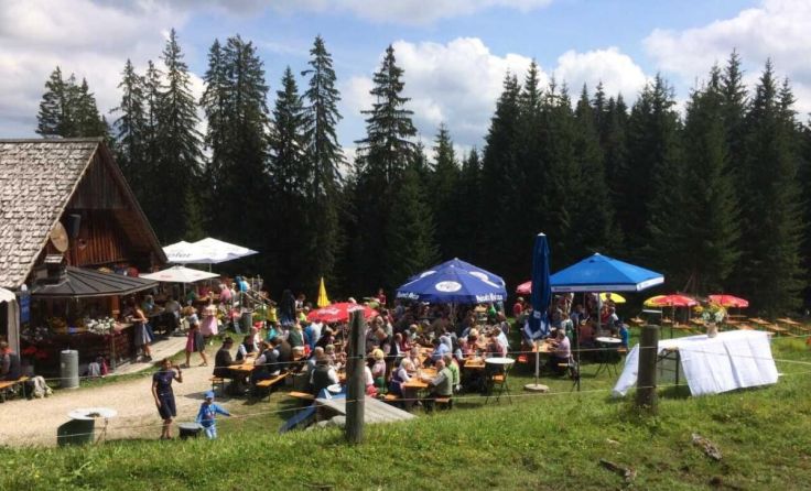Der Festplatz vor der Zeishofhütte (Foto: Barbara Stockinger LK OÖ)